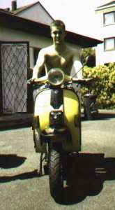 der Mahn ist der auf dem Roller...;-)